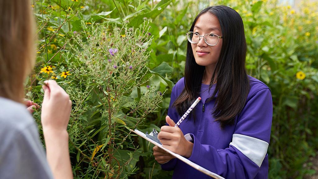 生物学 student with clipboard